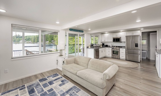 Lake Roesiger House | Cozy Lakefront Home near Snohomish, WA. Paddleboat, Air Conditioning