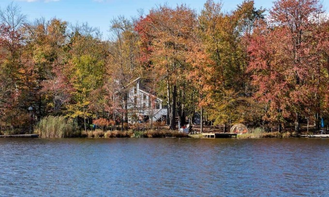 Tobyhanna Cabin | Cozy Lakefront Poconos Cabin | Hot Tub, Kayaks