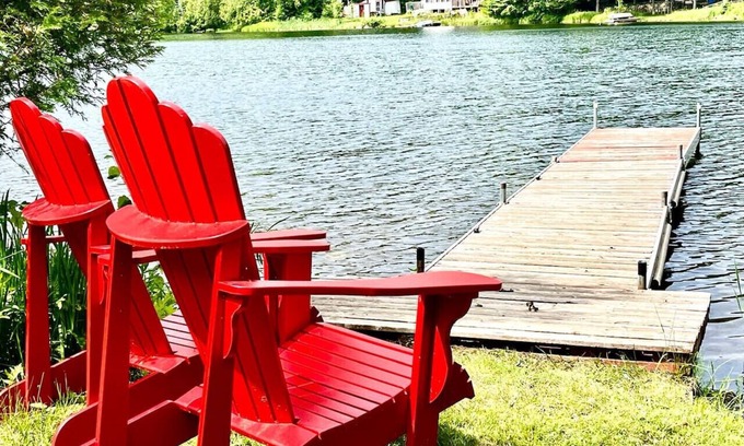 Val-des-Monts Cottage | Cozy Lakeside Cottage