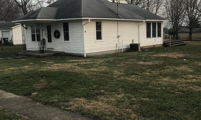 Lowder House | Cozy little house in town with country view on backdeck.