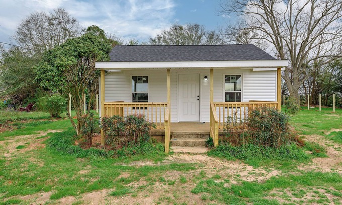 Enterprise House | Cozy Little House in Level Plains
