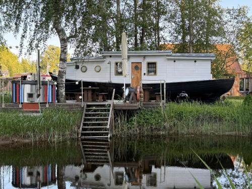 Parnu House | Cozy little house with sauna on a fishing boat