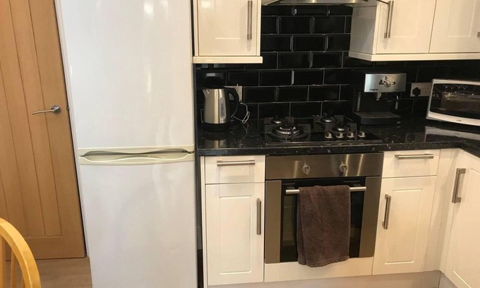 Barton-upon-Humber Cabin | Cozy Lodge Sleeps 4 in Barton-upon-humber