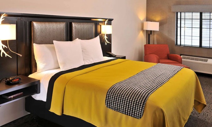 Independence Hotel | Cozy Lodge-Style Retreat in Kansas City with Unique Rustic Decor