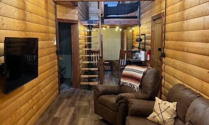 Sabetha Apartment | Cozy Loft Cabin