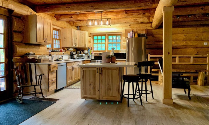 Bethany Cottage | Cozy Log Cabin an hour from Toronto