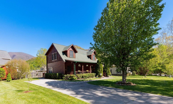 Maggie Valley Cabin | Cozy Log Cabin/Mountain Views & Rushing Creek/Pet-Friendly