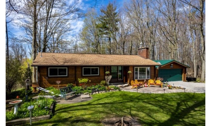 Beamsville Cabin | Cozy Log Cabin overlooking a beautiful vineyard along the wine trail 🍇