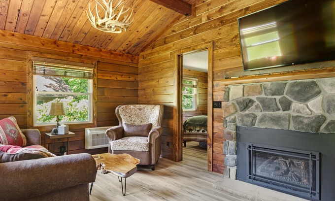 Champion Cabin | Cozy Log Cabin with Hot Tub