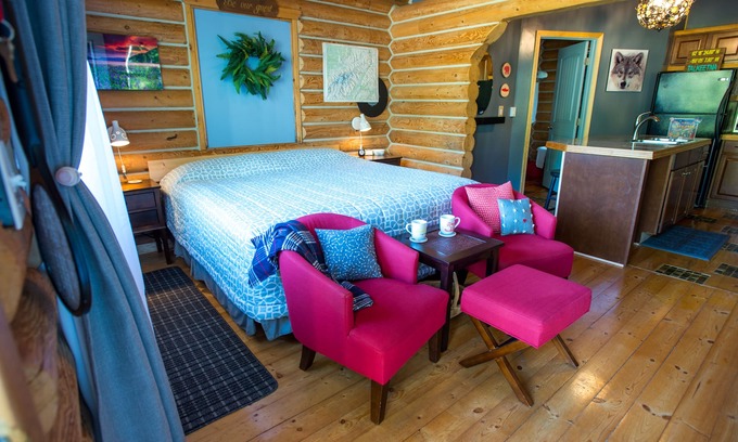 Susitna North Cabin | Cozy Log Home -King bed, full kitchen, bathroom with clawfoot tub, outdoor area