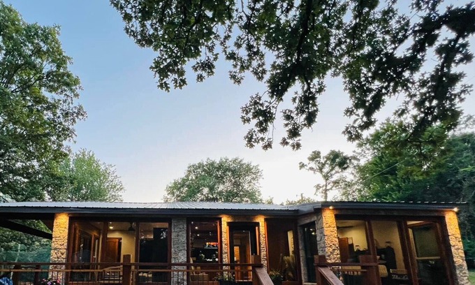 Broken Arrow House | Cozy Luxurious Home on Reservoir w/ Stunning Views! 20 minutes to Airport!