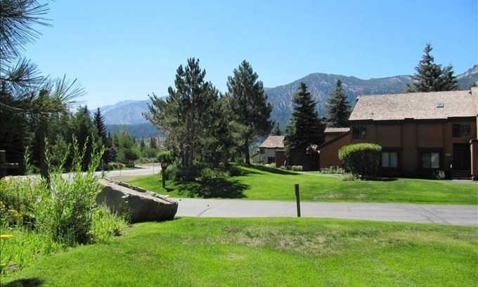 Mammoth Lakes Condo | Cozy Mammoth Snowcreek Condo in Great Location!n2 Bedrooms + Loft!