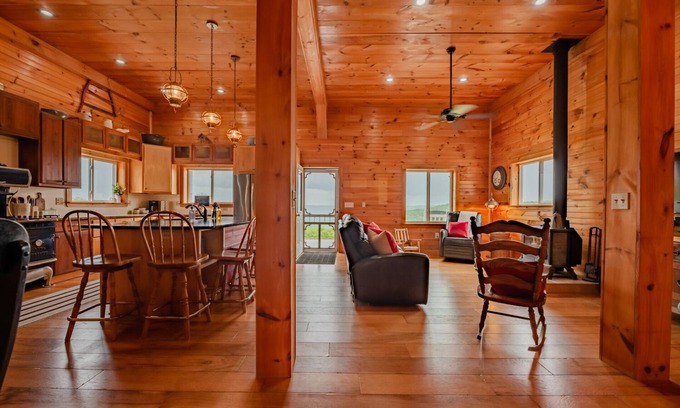 Naples House | Cozy Maple Farm Lodge in the Finger Lakes. Close to wine trails & skiing