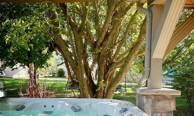 Mundy Township Cottage | Cozy Michigan Home -outside oasis , near the airport