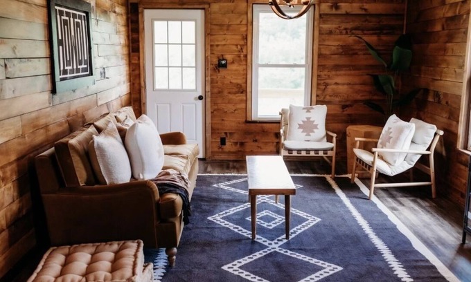 Mountain Grove House | Cozy Midwest Bunkhouse located in the heart of the Ozarks!