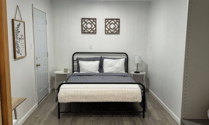 Monroe House | Cozy Minimalistic One Bedroom Home