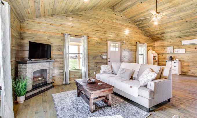 New Site Cabin | Cozy Mississippi Cabin w/Covered Porch & Grill!