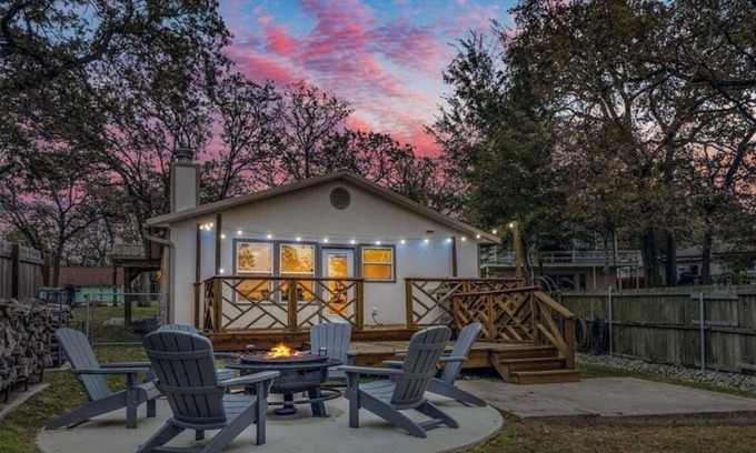 Cedar Creek Reservoir House | Cozy Modern Lakehouse on Cedar Creek – Dock, Fire Pit, Pet Friendly!