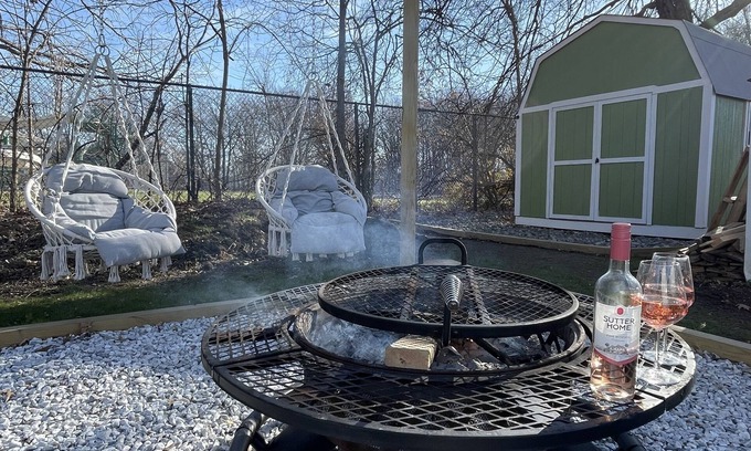 Eastlake Cottage | Cozy Mosaic Cottage minutes from Lake Erie!