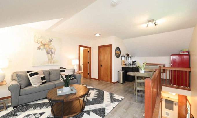 Nellysford House | Cozy Mountain Retreat * Dog Friendly