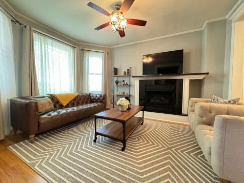 Ravenswood Apartment | Cozy Nest in Chicago's Vibrant Lincoln Square