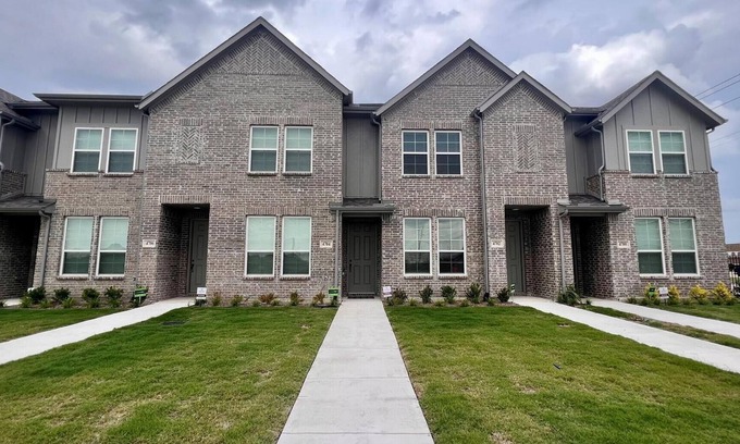 Haltom City House | COZY NEW MODERN TOWNHOME, GREAT LOCATION, PERFECT FOR BUSINESS OR LEISURE!