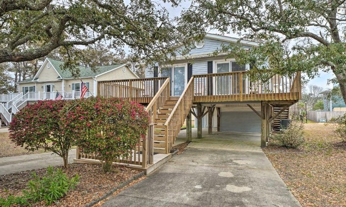 Yaupon Beach House | Cozy Oak Island House Less Than 1 Mi to Beaches!