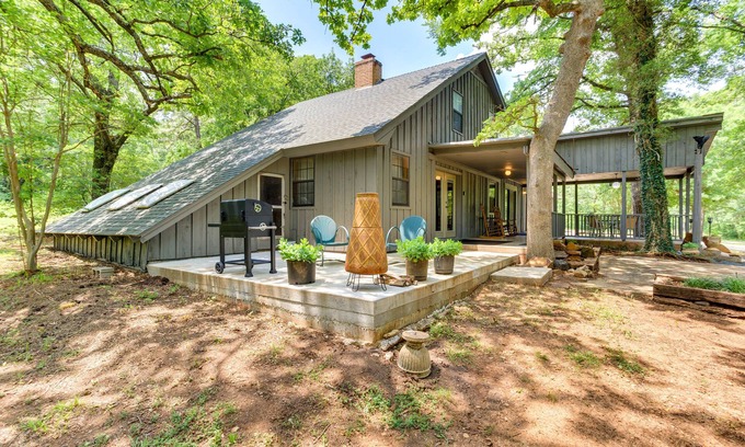 Davis House | Cozy Oklahoma Retreat w/Patio, Fire Pit & Grill!