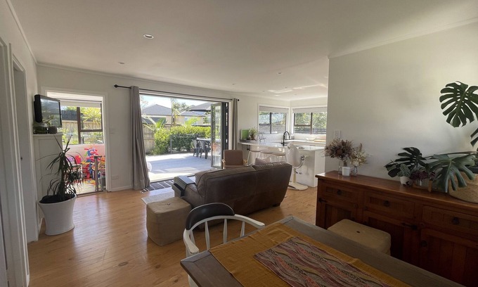 Red Beach House | Cozy on the coast - 5 minute walk to the beach (Pet friendly!)