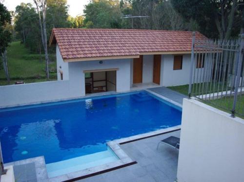 Anstead Apartment | Cozy One Room with Massive Pool