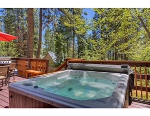 Brockway House | Cozy Pet-Friendly Cabin Hot-Tub Walk to Lake Tahoe Beach