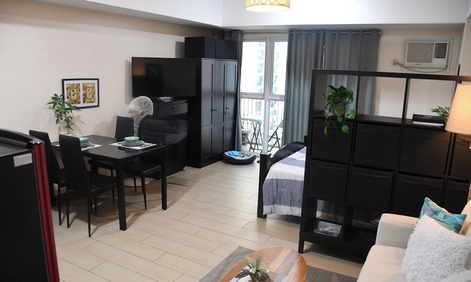 Pinagsama Condo | Cozy, pet friendly studio, private access to Venice Grand Canal Mall, near BGC
