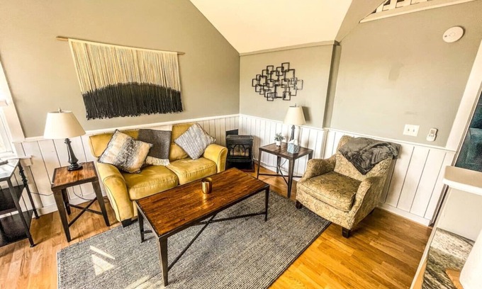 Salsbury Cove House | Cozy Pond Side Cottage in Bar Harbor! [The "Nook"]