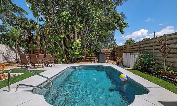Vamo House | Cozy Pool Home Short Drive to Siesta Key Beaches
