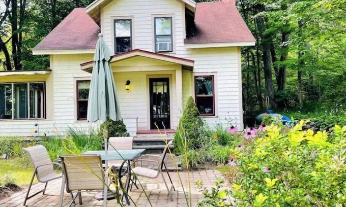 Warrensburg House | Cozy Private home