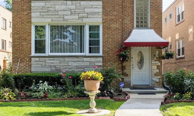 Evanston House | Cozy Private & Spacious 6-bedroom Duplex with Parking in charming Evanston