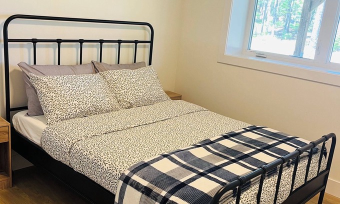 Bedford House | Cozy Private Walk-in Basement | Bed, Living Room & Kitchenette!