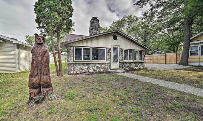 Prudenville Cabin | Cozy Prudenville Cabin: Walk to Houghton Lake