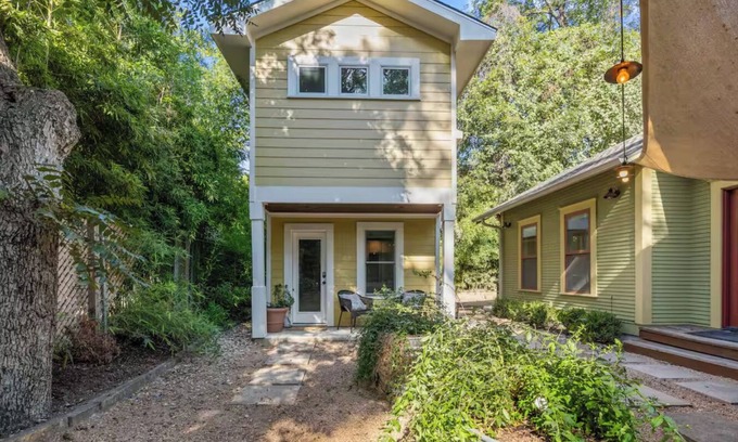 Travis Heights House | Cozy & Quiet Retreat ~ Walk to SoCo and Town Lake!