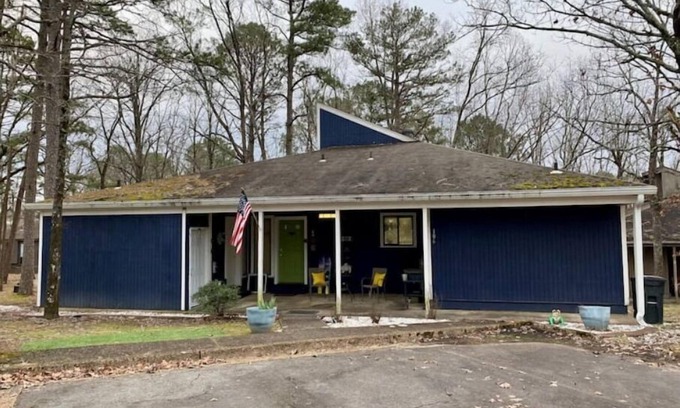 Fairfield Bay House | Cozy, Quirky & Fun Cabin - Sleeps 8 - Dog Friendly - Fairfield Bay, Arkansas