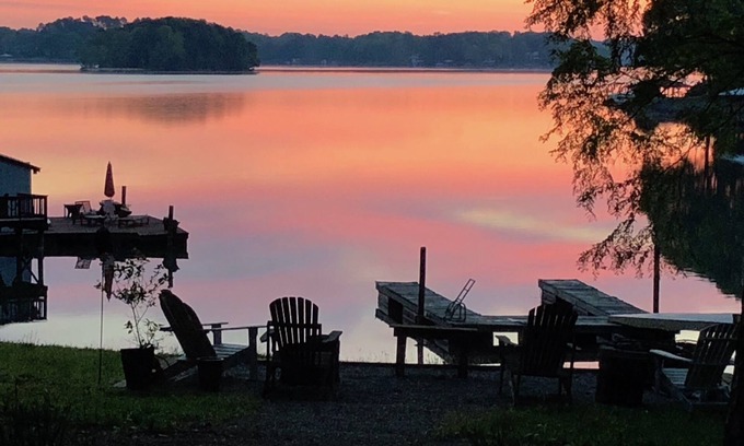 Denver House | Cozy Ranch w/Private beach, big views, sleeps 10, & boat on site!