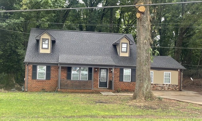 Forest Park House | Cozy Relaxing 4-bedroom House in Forest Park
