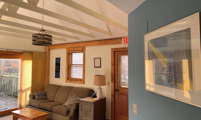 Rowe Bed & Breakfast | Cozy Retreat in the Berkshires - Apple Room in Orchard Guest House