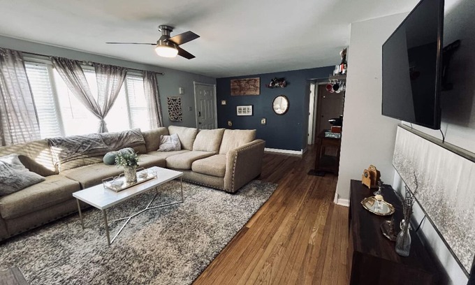Manhattan Ski Chalet | Cozy Retreat in the Heart of MHK: Experience Elegant French-Inspired Chalet