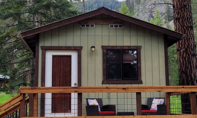 Trout Creek Cabin | Cozy Riverside Retreat - Baree Bunkhouse