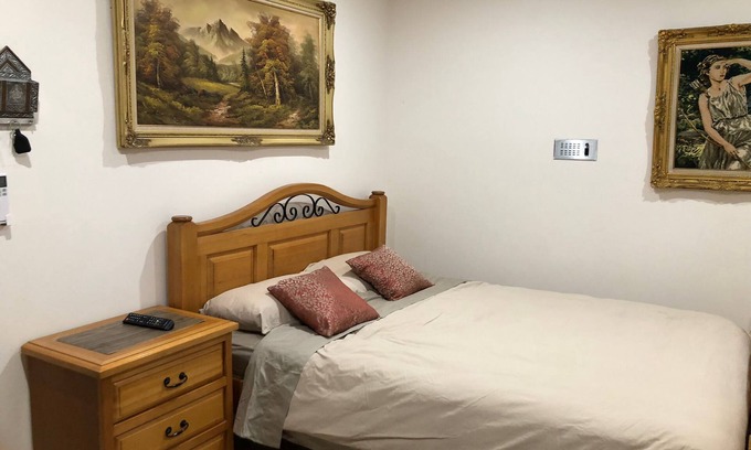Melton West House | Cozy room in large home pvt bath, w/wifi, AC, parkng/hiking trails, shpping mall