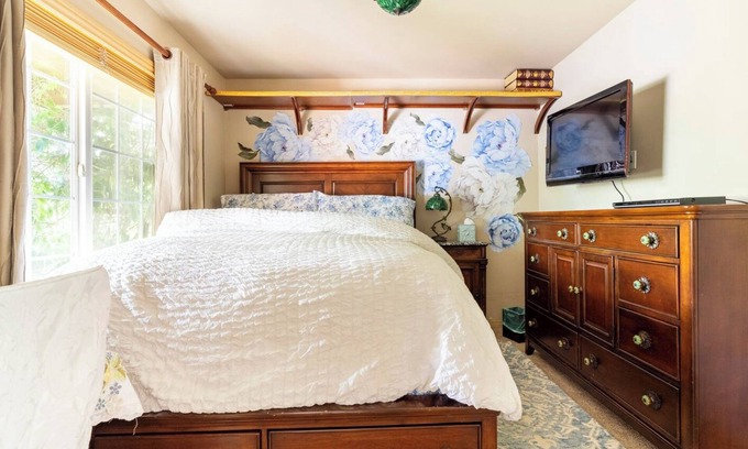 Holly House | Cozy Room with Heavenly Featherbed and Private Bath