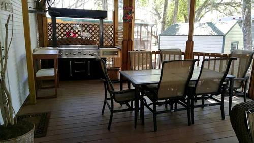 Salt Springs House | Cozy Rustic Cottage with Outdoor Kitchen in the Porch in Florida