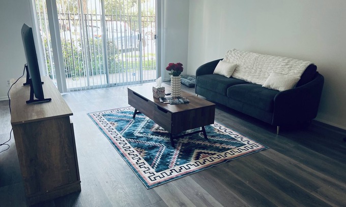 Sherman Oaks Apartment | Cozy Sanctuary in LA