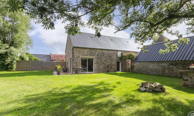 Anneville-sur-Mer Cottage | Cozy Seaside Cottage with Private Garden and Terrace, Near Protected Havre de Geffosses